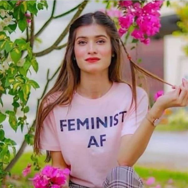 FEMINIST AF PRINTED - T-SHIRT